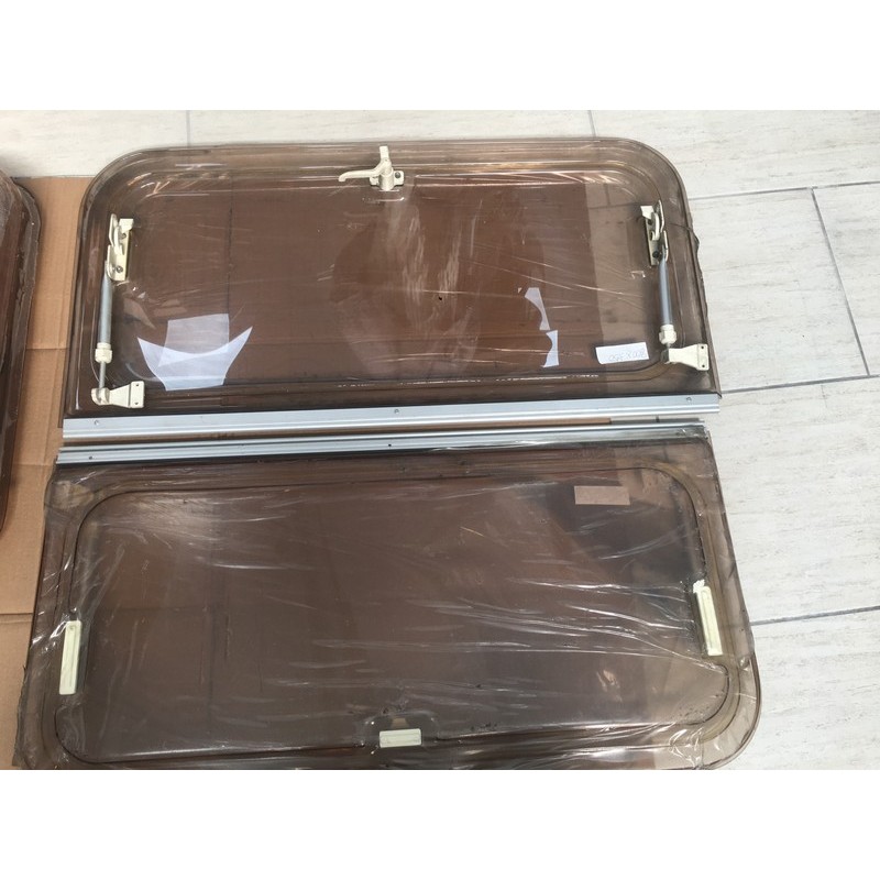 FINESTRA MARRONE  800X350 CON BRACCETTI