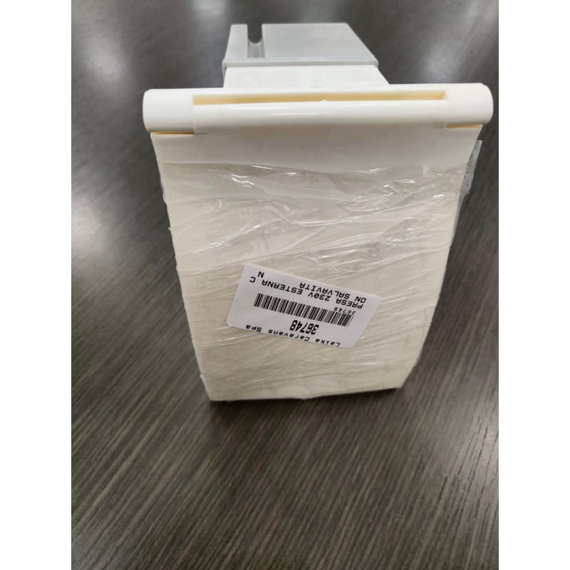 PRESA ESTERNA 230V CON SALVAVITA DX X257